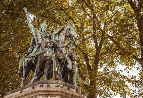 Bronze statue of King Charlemagne in Paris — Stock Photo © innervision #84515410