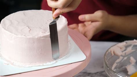 Why You Should Start Dipping Your Icing Spatula In Hot Water