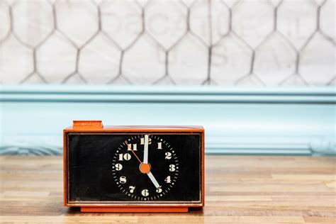 Mid Century Modern Portable Alarm Clock Set to Five O'Cloc… | Flickr