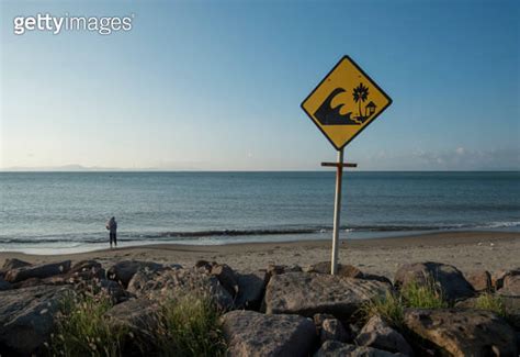 Tsunami Evacuation Route Signs 이미지 (1361569267) - 게티이미지뱅크