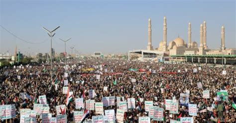 Massive protest in Sanaa after US, UK strikes on Yemen rebels - Breitbart