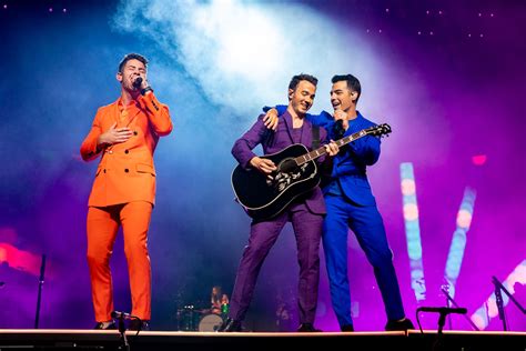 The Jonas Brothers Kick-Off Happiness Begins Tour in Miami (Photos) : TVMusic Network