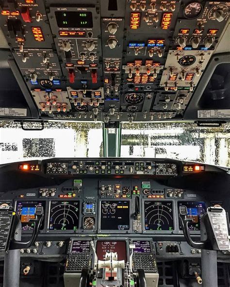Boeing 737-800 Cockpit Images
