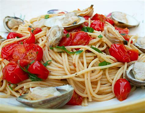 Spaghetti With Clams & Cherry Tomatoes | Italian Food Forever