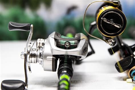 Baitcaster vs Spinning Reel - Pros and Cons - FishRook