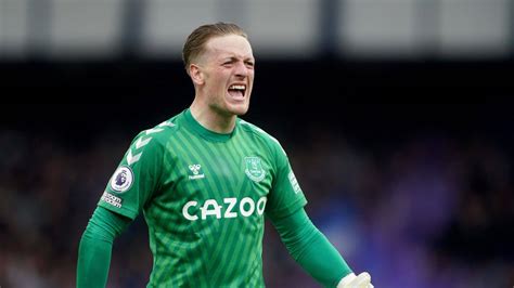 Everton considering keeper move as Jordan Pickford suffers thigh injury blow