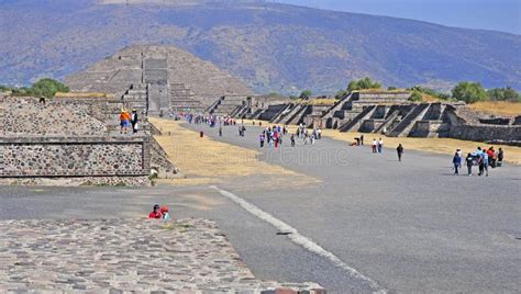 Pyramids on Avenue of the Dead, Teotihuacan, Mexico Editorial Stock ...