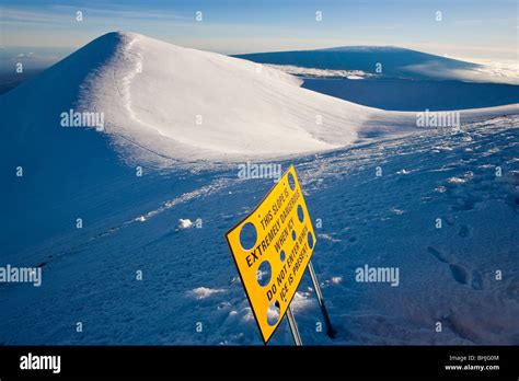 Actual summit of mauna kea in snow hi-res stock photography and images - Alamy