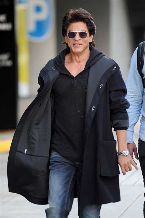 Cool Khan! Shah Rukh Kahn Steps Out In Hoody, Oval Sunglasses And Poses For A Selfie ...