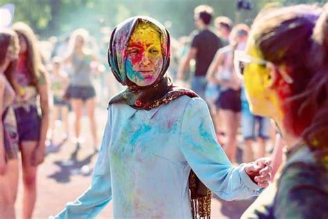 What to Wear on Holi ? 16 Best Outfit Ideas