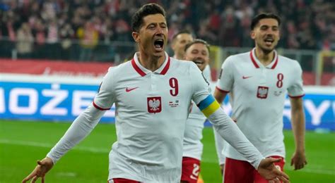 Lewandowski sends Poland into second straight World Cup