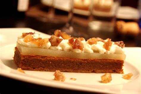 Gâteau fondant à la crème de marron, poires et chantilly légère ...