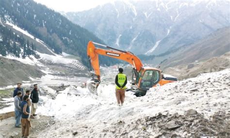 Snow removal begins on road to Saiful Muluk Lake - Newspaper - DAWN.COM