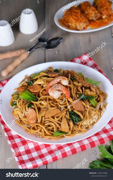 Mie Goreng Stir Fried Egg Noodles Stock Photo 1953413068 | Shutterstock