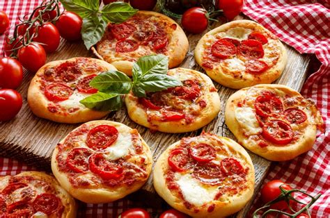 Try 3 summery mini pizza recipes to make your day | Daily Sabah