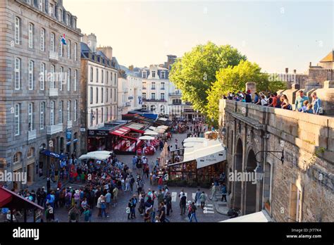 La vieille ville fortifiée de Saint-Malo, Bretagne sur une longue soirée d'été, Saint Malo ...