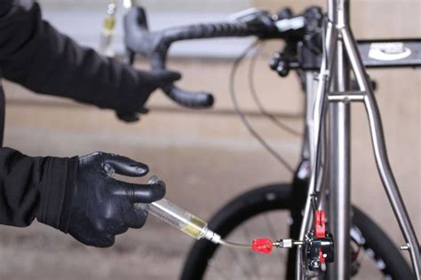 How to bleed SRAM hydraulic road disc brakes — find out how to fix ...