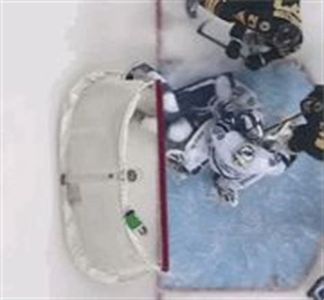 Steven Stamkos suffers nasty-looking leg injury, gets stretchered off ...