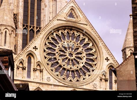 South transept rose window hi-res stock photography and images - Alamy