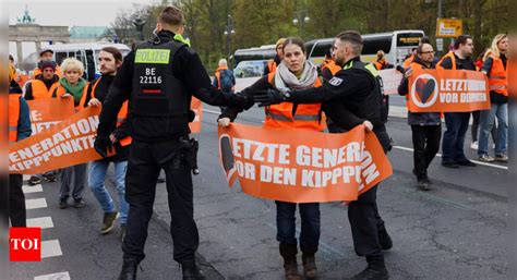 Berlin: Climate activists stop Berlin traffic to pressure government ...