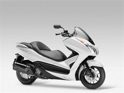 Revista Scooter: Honda presenta la impresionante maxi-scooter NSS300 Forza