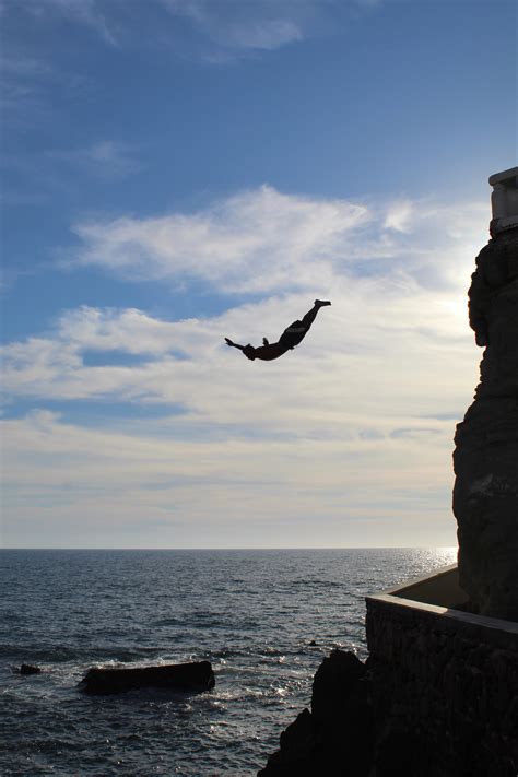 Cliff Diving [An Epic + Comprehensive Guide To This Insane Sport]