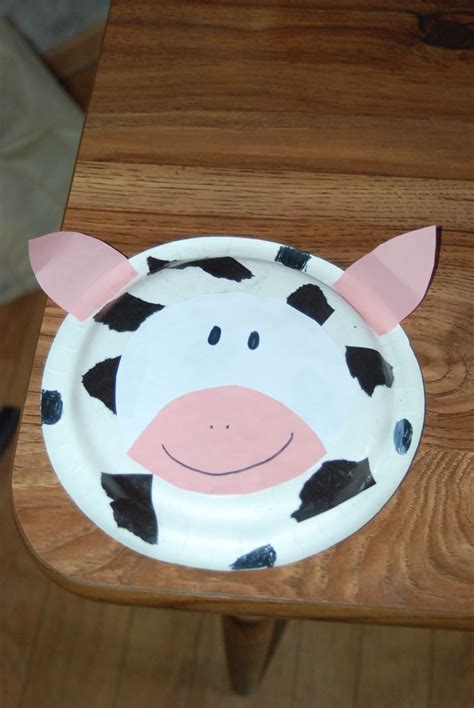 Cow made from a paper plate....made when we read Are You Ready to Have Fun | Paper plates