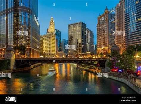 Night view of downtown skyline and Chicago river, Chicago, Illinois, USA Stock Photo - Alamy