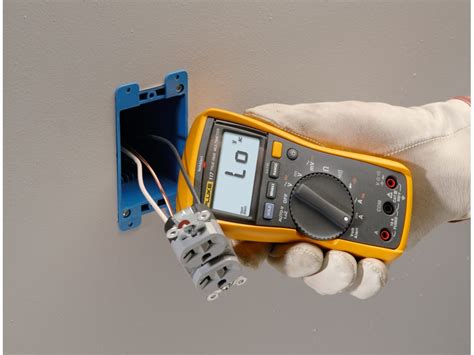 Fluke 117 Electrician's Multimeter with Non-Contract Voltage Detection ...