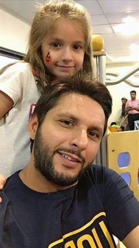 Shahid afridi with his daughter Shahid Khan, Shahid Afridi, Pakistan Cricket Team, Pathan ...