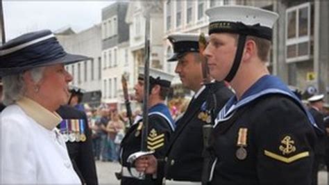 HMS Cornwall crew parade through Truro - BBC News