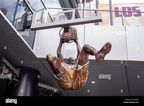 Shaquille O'Neal statue outside Staples Center Stock Photo - Alamy