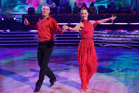 Barry Williams dedicates DWTS performance to TV mom Florence Henderson