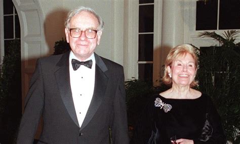 Warren Buffett breaks down in tears at mention of his first wife | Daily Mail Online