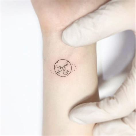 Small earth wrist | Tattoo Designs,ideas and meanings | Tatuaje de la tierra, Pequeños tatuajes ...