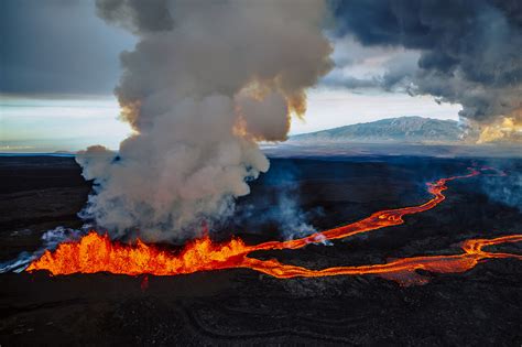 Livestream captures Hawaii’s Mauna Loa Volcano spewing lava