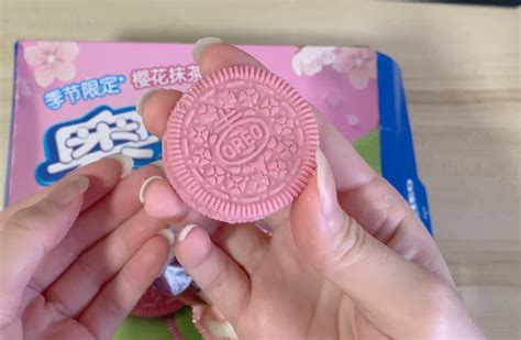 Review! Getting Pink Oreo (Sakura Matcha) and Peach Oolong Oreo in Singapore! | EAT . SLEEP . TRAVEL