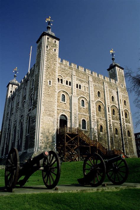 The Tower Of London Ghosts - Haunting Nights Interactive Ghost Walks