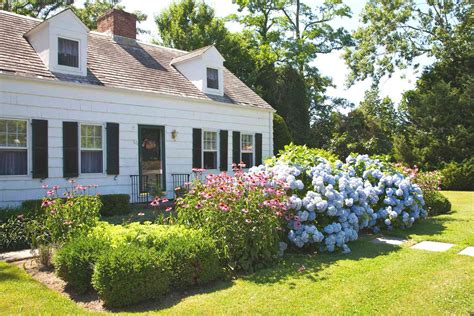 8 Best Flowering Bushes to Boost Curb Appeal