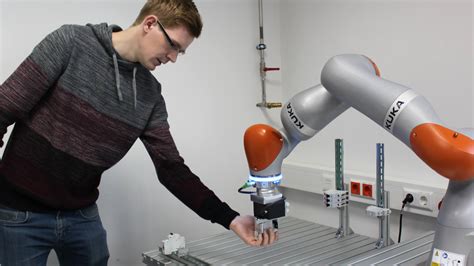 KUKA robots support mechanical engineering students | KUKA AG