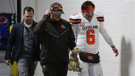 Baker Mayfield injury: Browns QB headed to locker room with hurt thumb ...