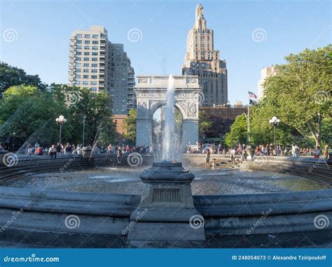 Washington Square Park Fountain and Arch. Editorial Stock Photo - Image ...