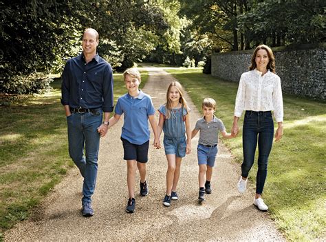 Prince William and Kate Middleton share sweet new family photo | Goss.ie