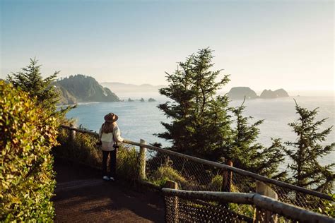 11 Incredible Oregon Lighthouses You Need To Visit - The Mandagies