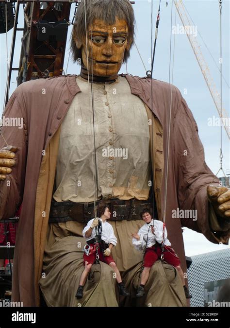 Giant spectacular royal de Luxe Liverpool uncle Giant & his puppeteers ...