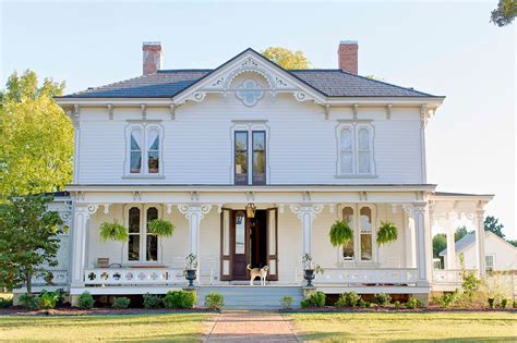 Charming White Farmhouses for Your Countryside Dreams