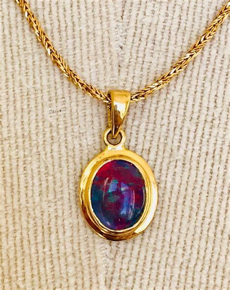Beautiful vintage 18ct gold Opal pendant and chain
