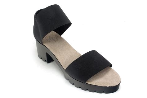 Best Sandals for Flat Feet | The Strategist | New York Magazine