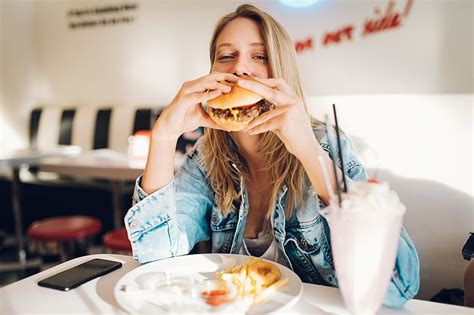 People Are Eating Burgers Differently And We're Really Confused