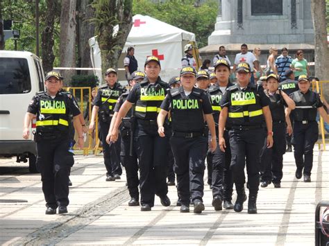 File:Policía resguarda Asamblea Legislativa de Costa Rica 1 de mayo 2013.JPG - Wikimedia Commons